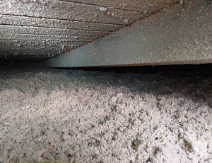 Zateplení stropu řadového rodinného domu pomocí foukané izolace